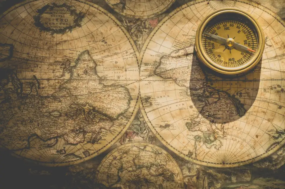 Brúixola sobre un mapa antic